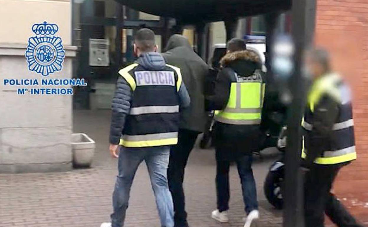 Momento de la detención del presunto autor del asesinato de una mujer en León.