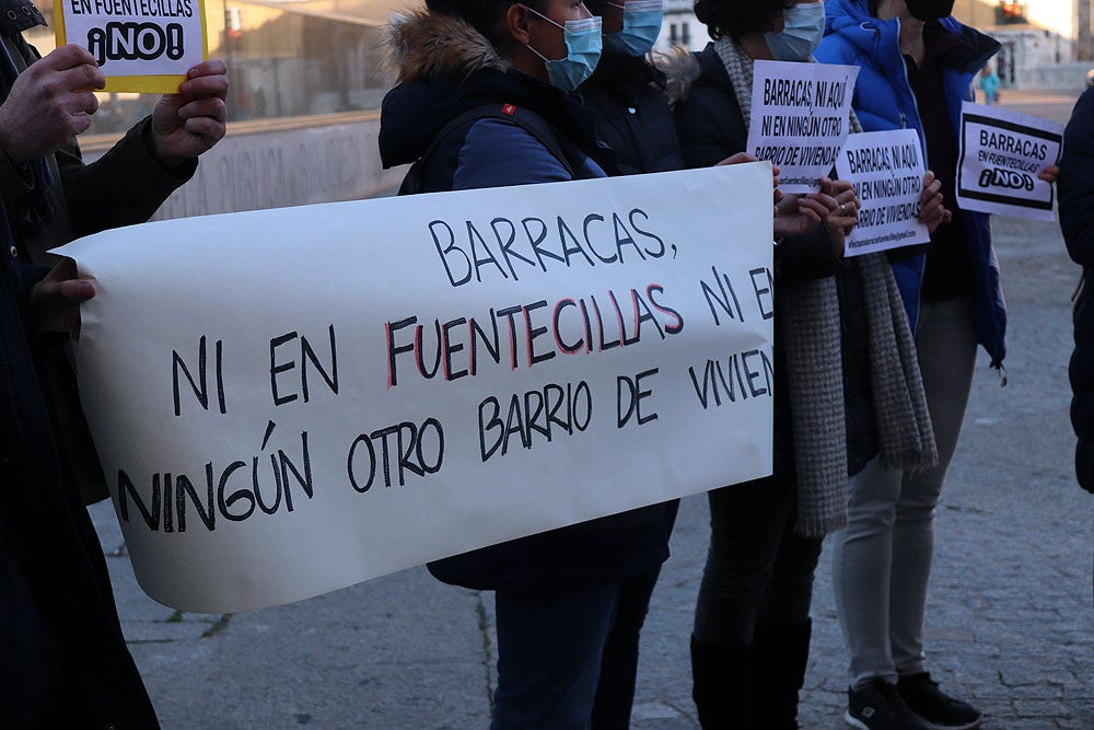 Fotos: Los vecinos de Fuentecillas se concentran ante el Pleno