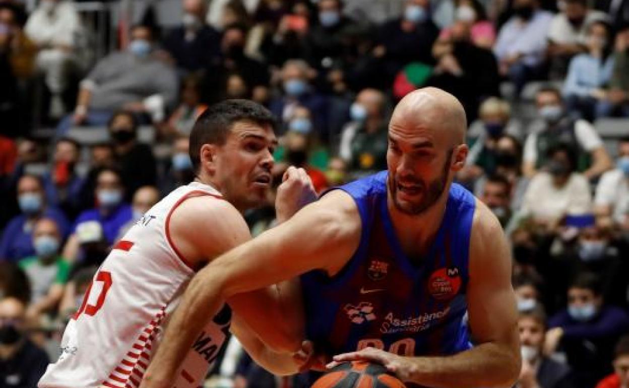 Nick Calathes intenta marcharse de Dani Pérez.