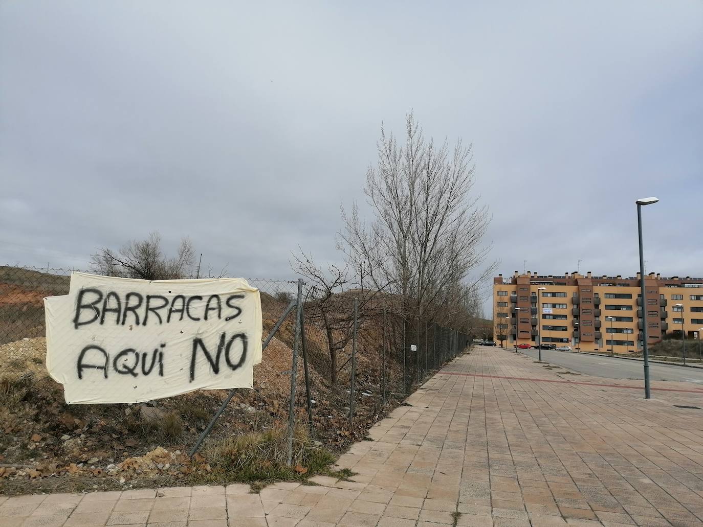 Fotos: Vecinos de Fuentecillas han empapelado el barrio con carteles contra las barracas