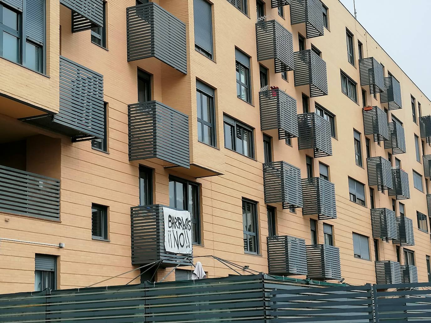 Fotos: Vecinos de Fuentecillas han empapelado el barrio con carteles contra las barracas