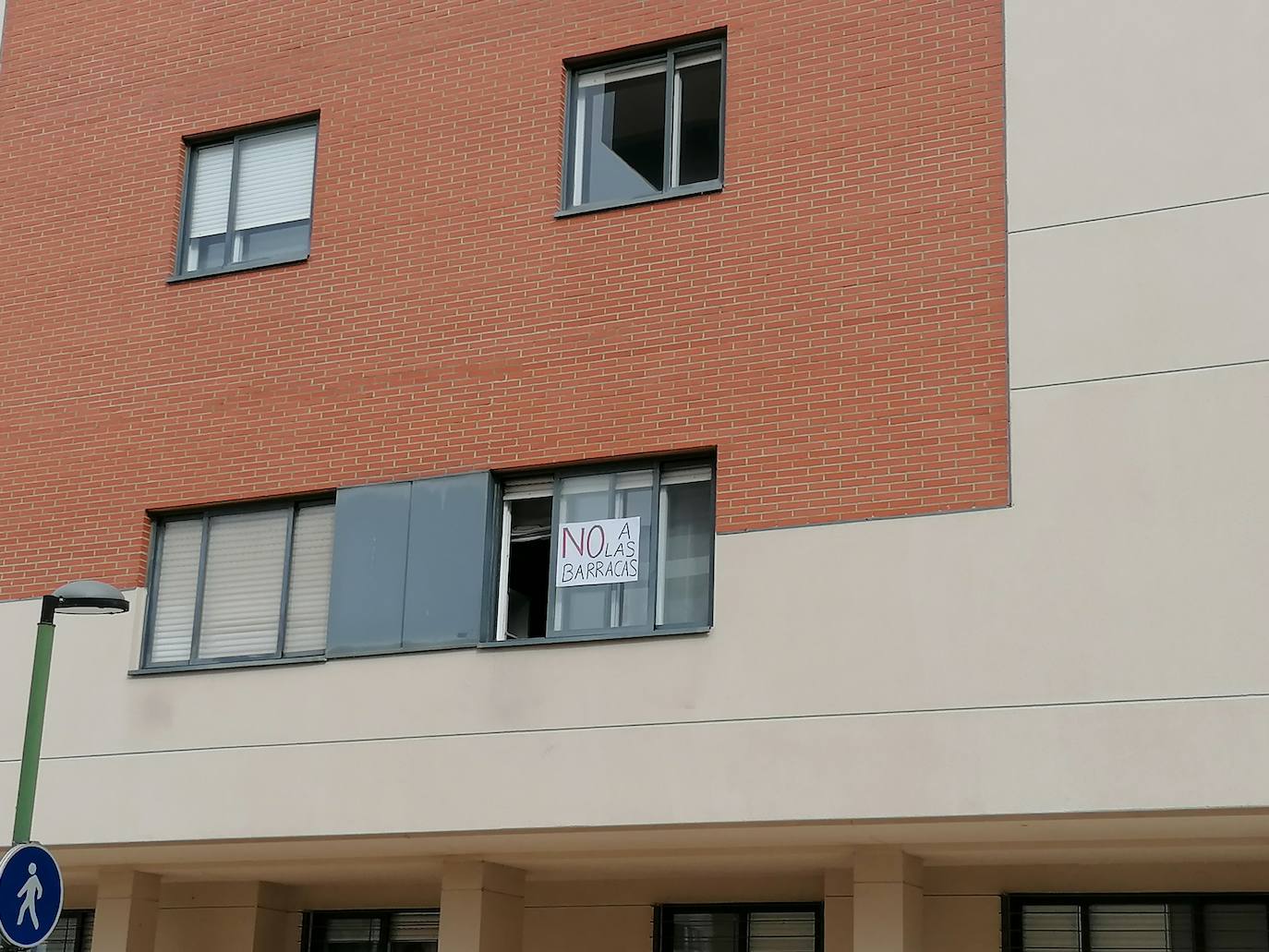 Fotos: Vecinos de Fuentecillas han empapelado el barrio con carteles contra las barracas