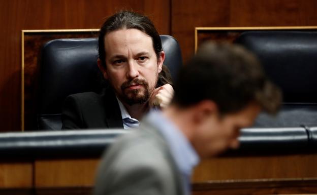 Errejón pasa por delante de Iglesias en 2020 durante una sesión en el Congreso. 