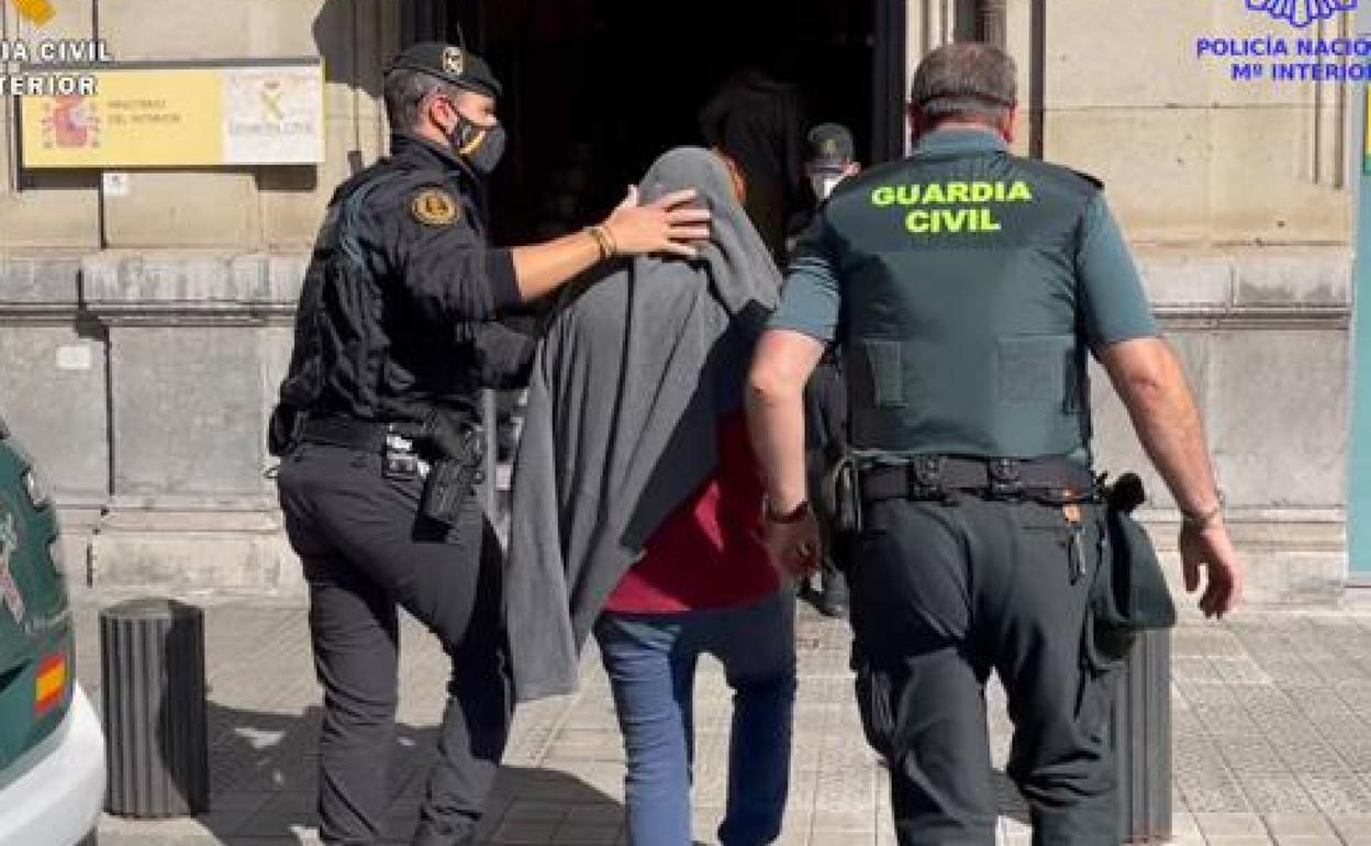 Traslado de un detenido de una banda criminal en Burgos en 2021.