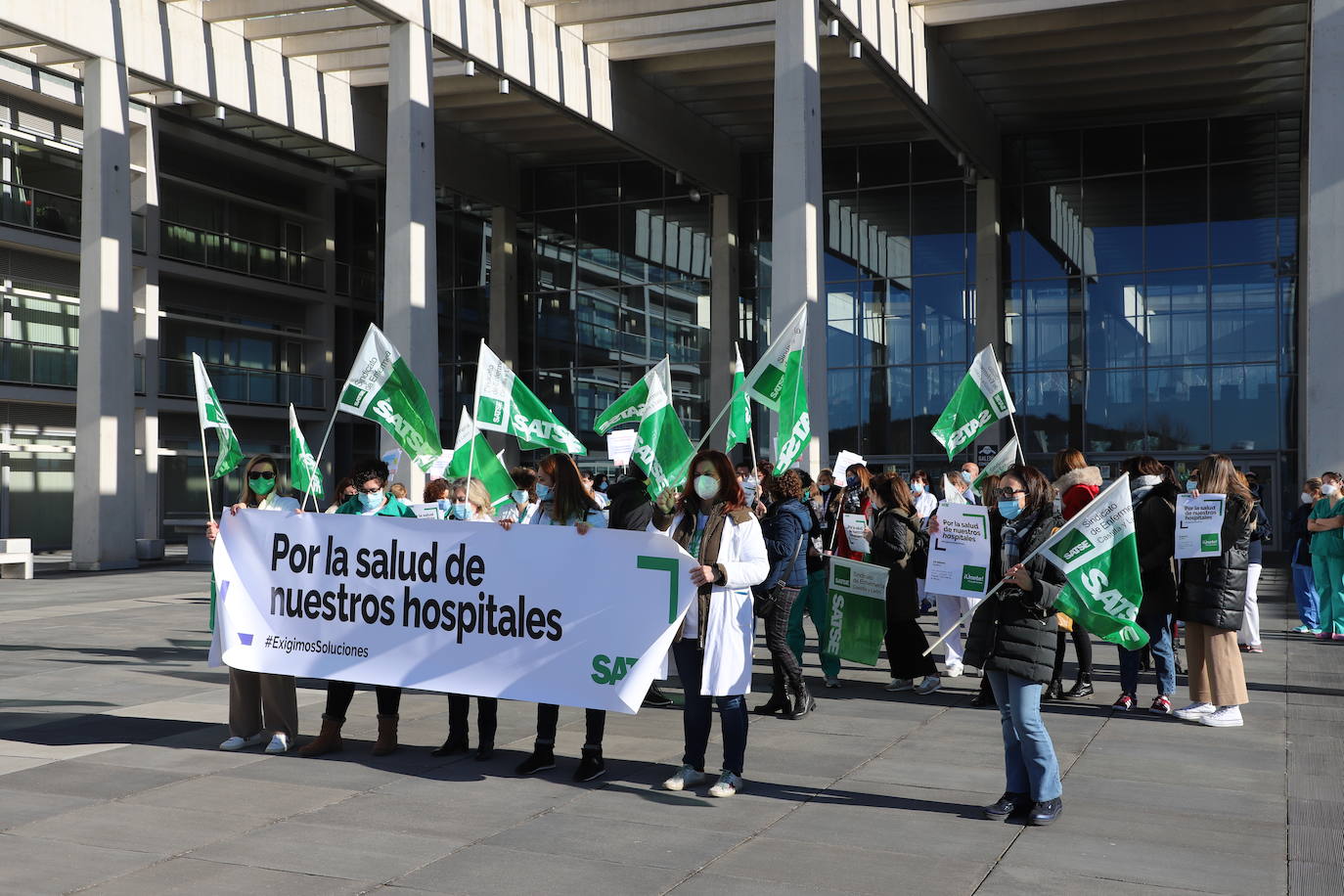 Fotos: Las enfermeras se concentran a las puertas del HUBU