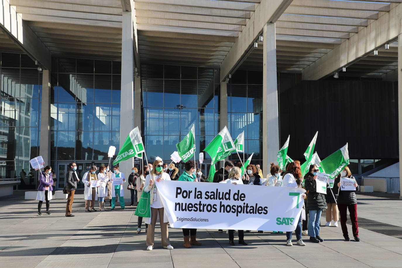 Fotos: Las enfermeras se concentran a las puertas del HUBU