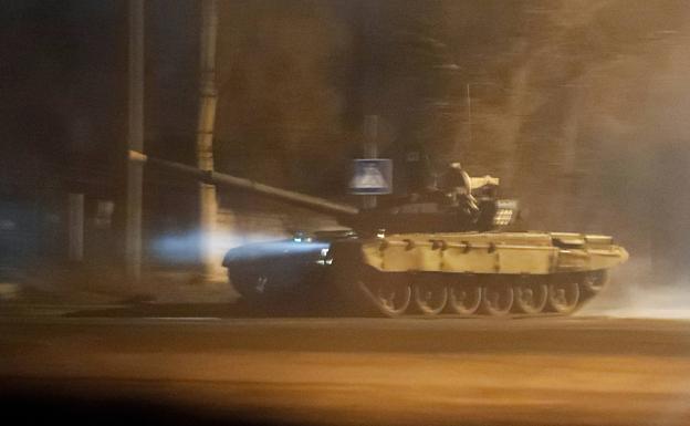 Un tanque ruso cruza las calles de Donetsk después de que Vladímir Putin anunciara que enviaría tropas a las regiones del Donbass.