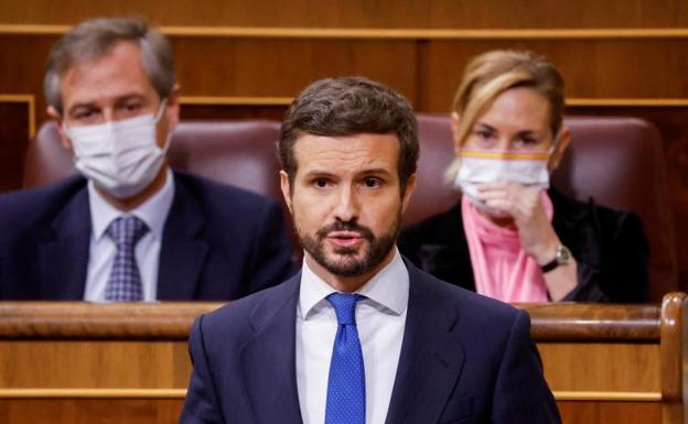 Imagen principal - Diferentes momentos de Casado en el Congreso. 