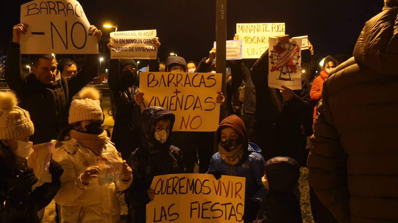 Fotos: Concentración silenciosa en Fuentecillas contra las barracas