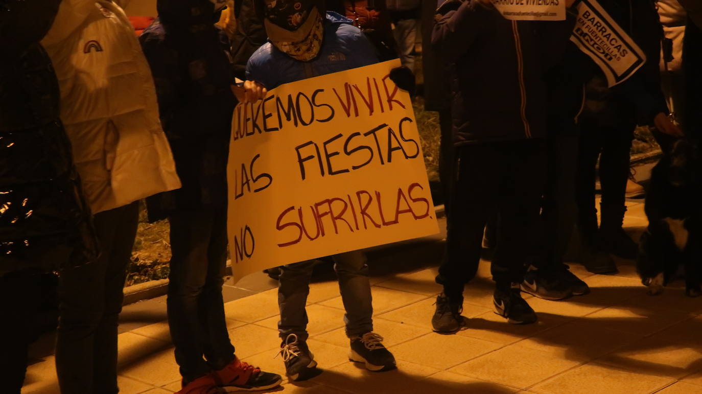 Fotos: Concentración silenciosa en Fuentecillas contra las barracas