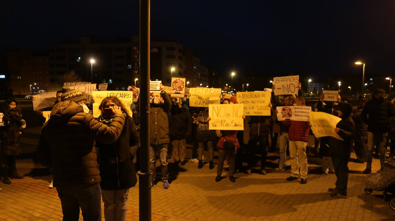 Fotos: Concentración silenciosa en Fuentecillas contra las barracas