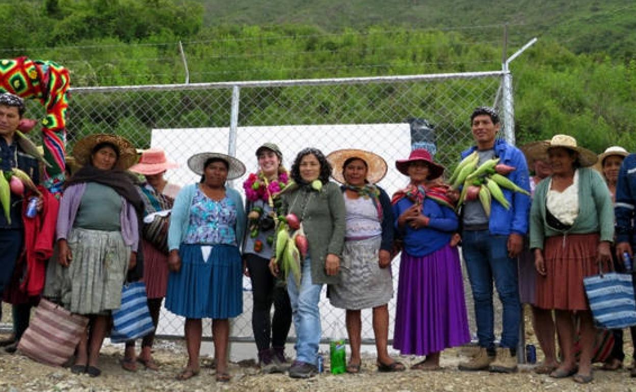 Rita Villanueva, en el centro, junto a vecinos del municipio de Coraya (Bolivia). 