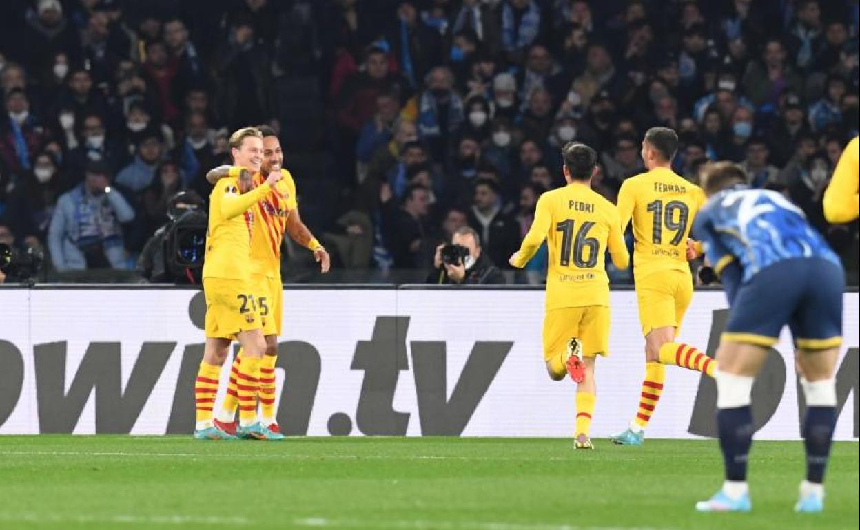 Los jugadores del Barça celebran el gol de Frenkie de Jong.