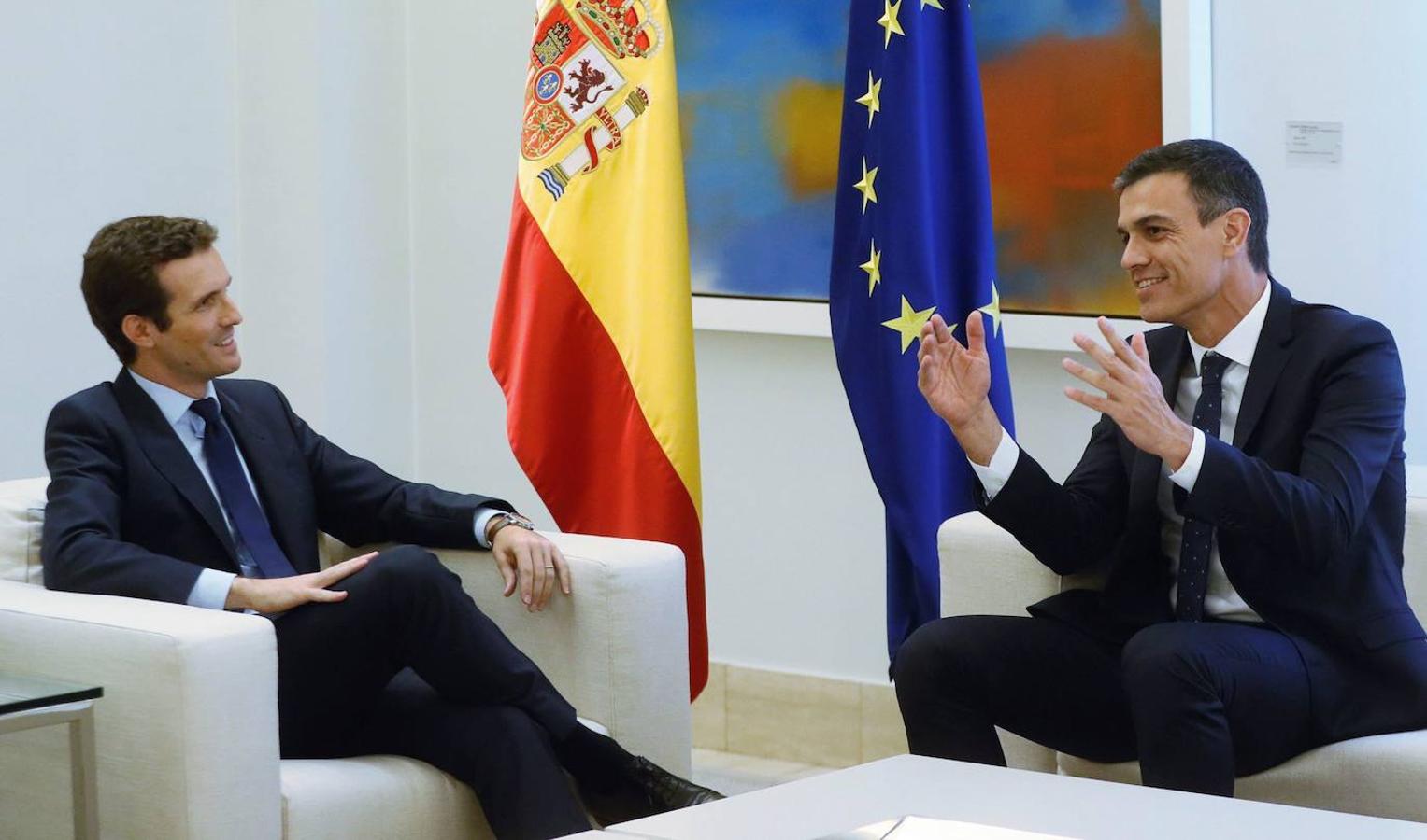 Pedro Sánchez y Pablo Casado, en la primera reunión que mantuvieron en Moncloa.