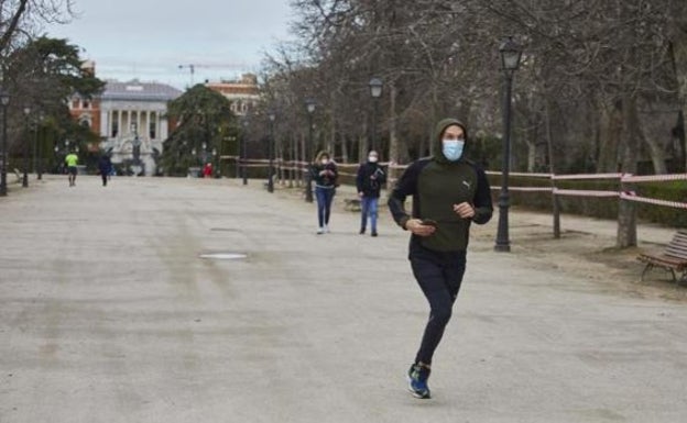 Una mujer corre por El Retiro. 