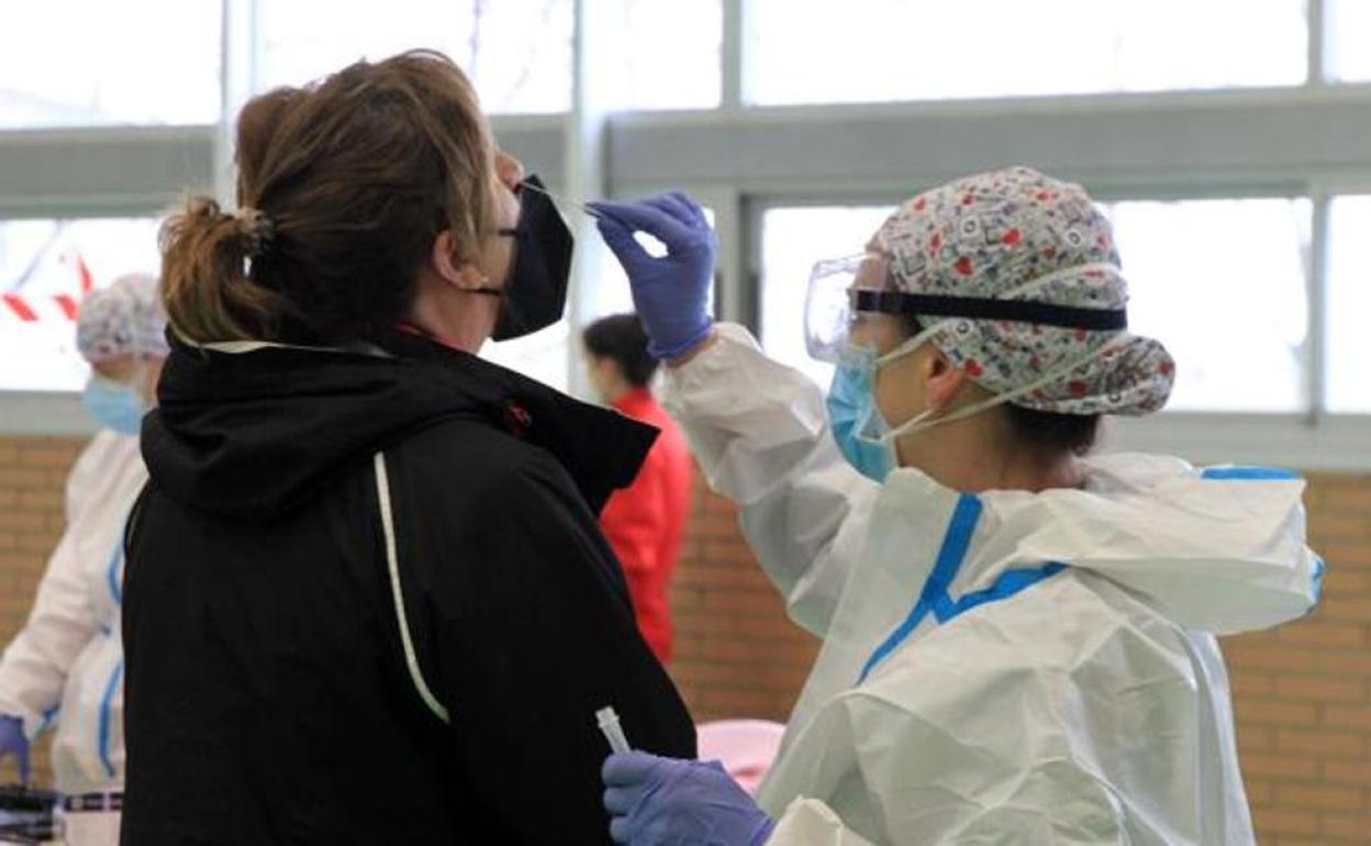 Una enfermera realiza un test diagnóstico a una paciente