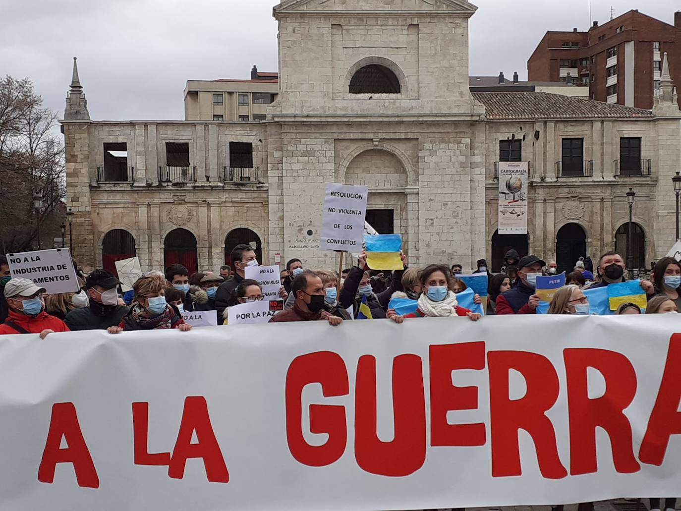 Pancarta principal de la concentración en repulsa hacia la guerra.