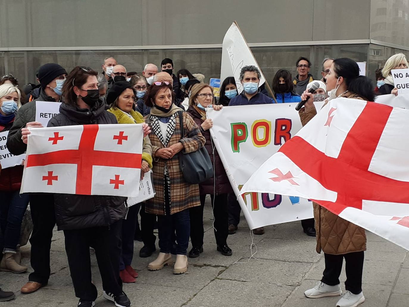 Pancarta principal de la concentración en repulsa hacia la guerra.