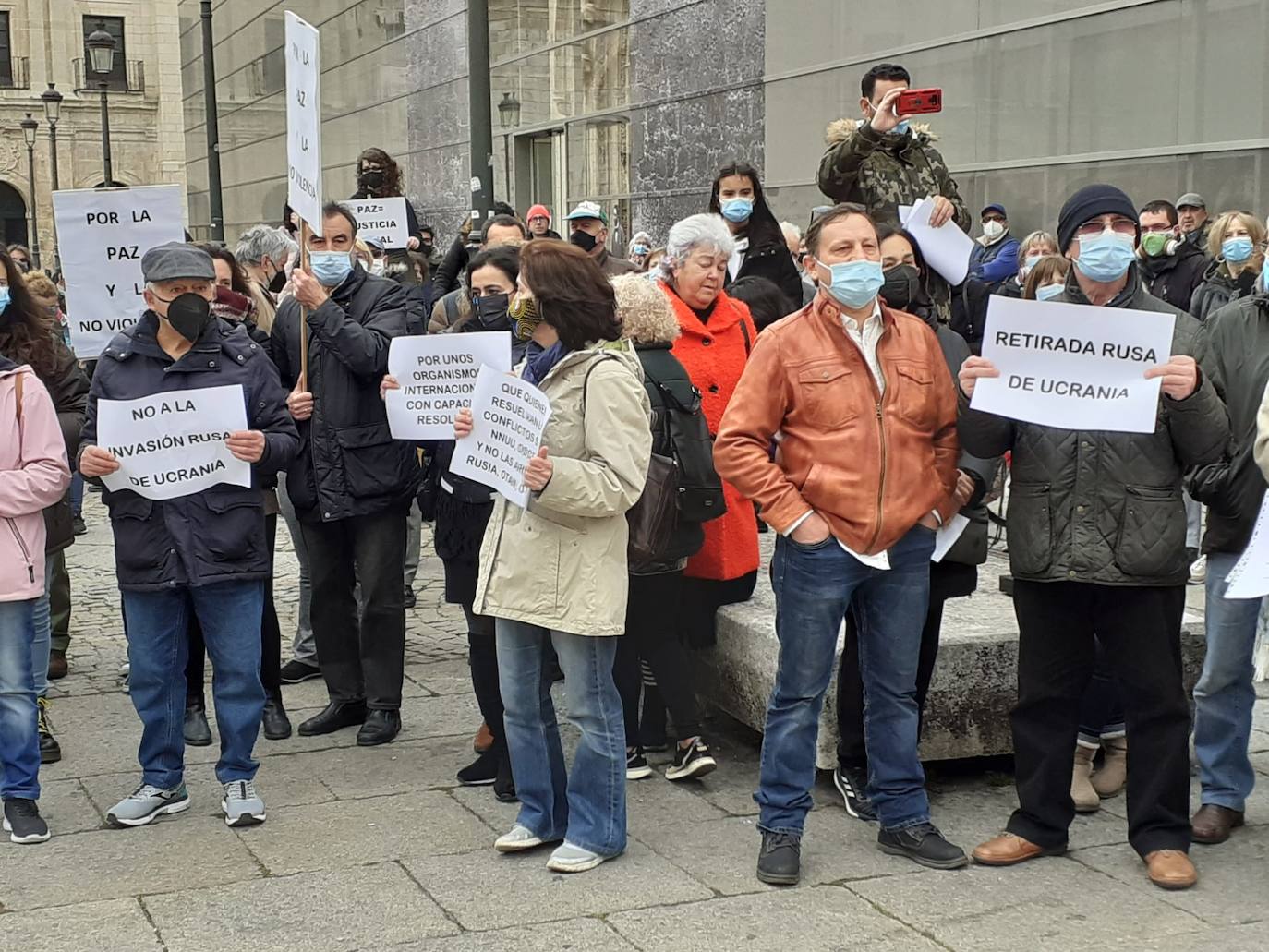 Pancarta principal de la concentración en repulsa hacia la guerra.