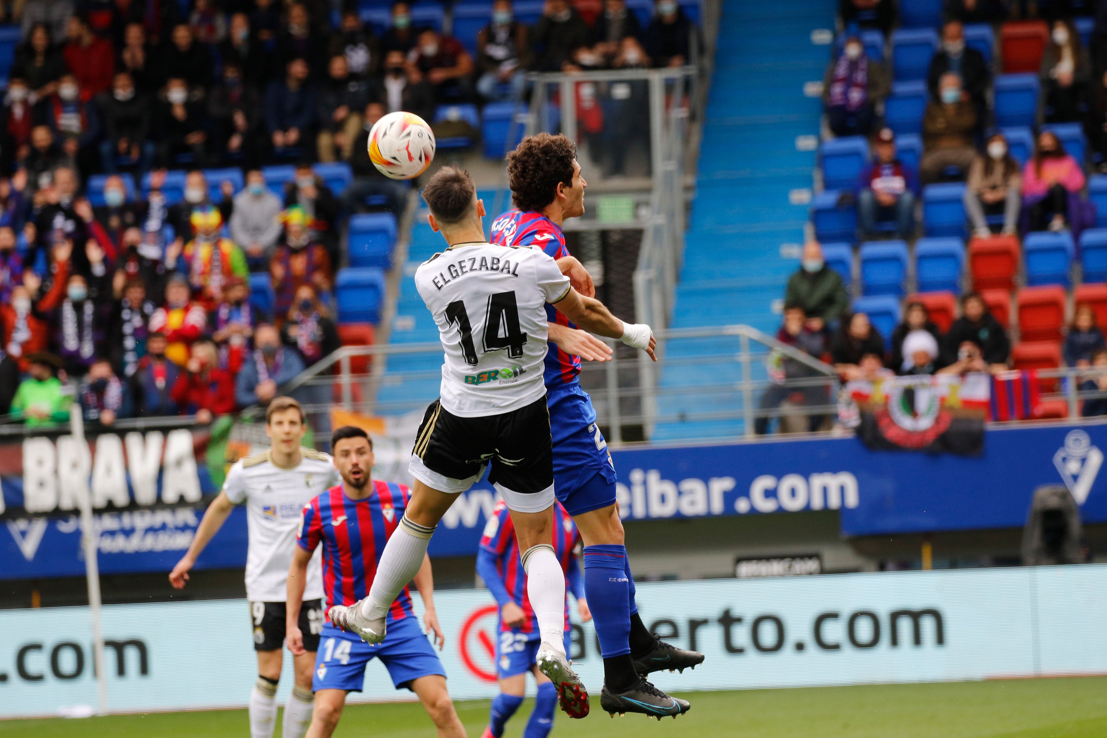 Los jugadores del Burgos saludan a la afición desplazada a Ipurua.