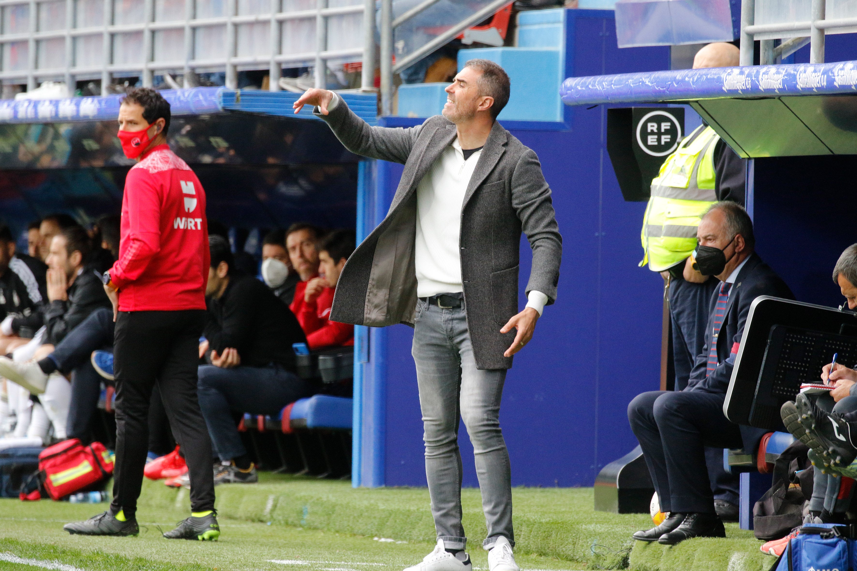 Los jugadores del Burgos saludan a la afición desplazada a Ipurua.