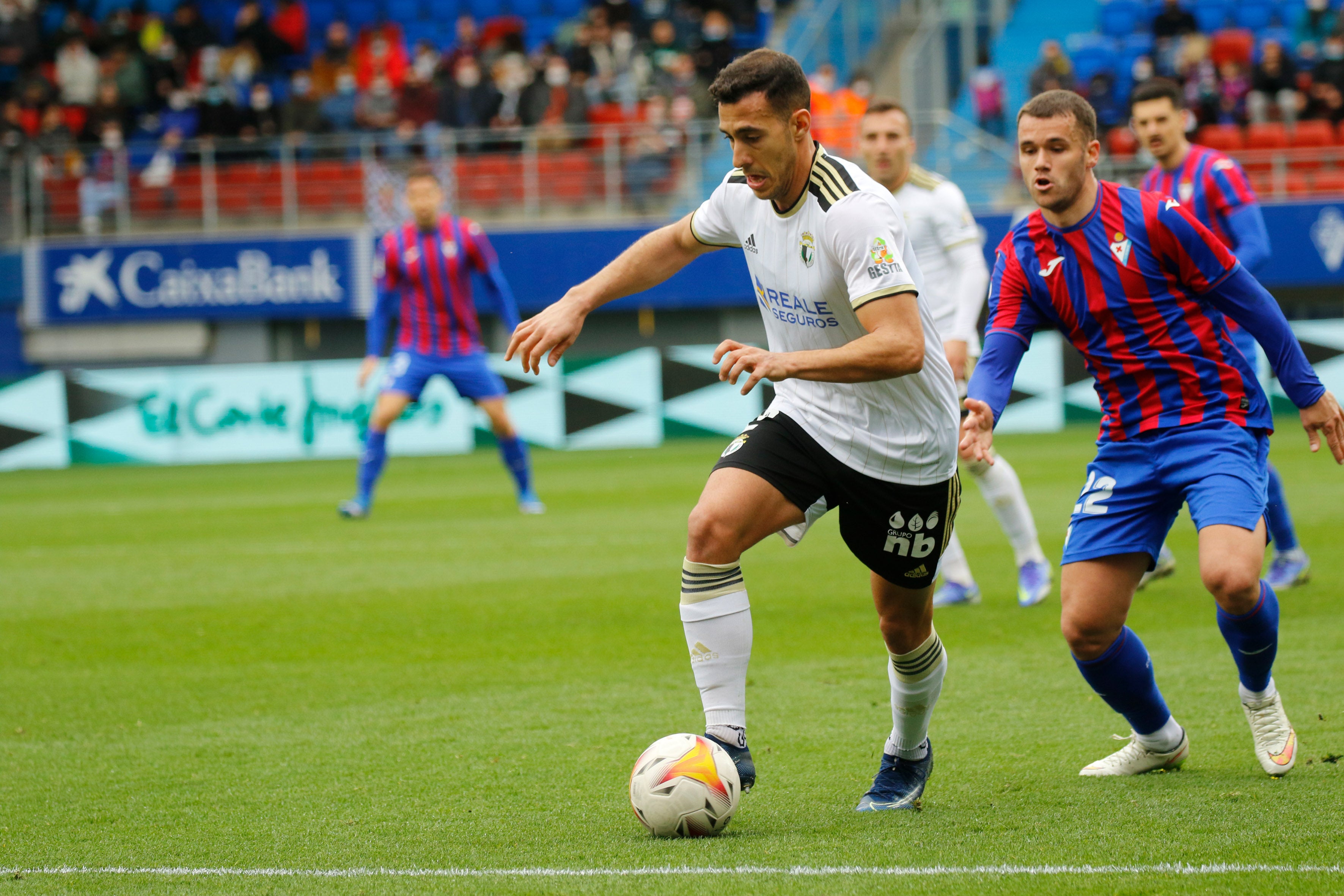 Los jugadores del Burgos saludan a la afición desplazada a Ipurua.