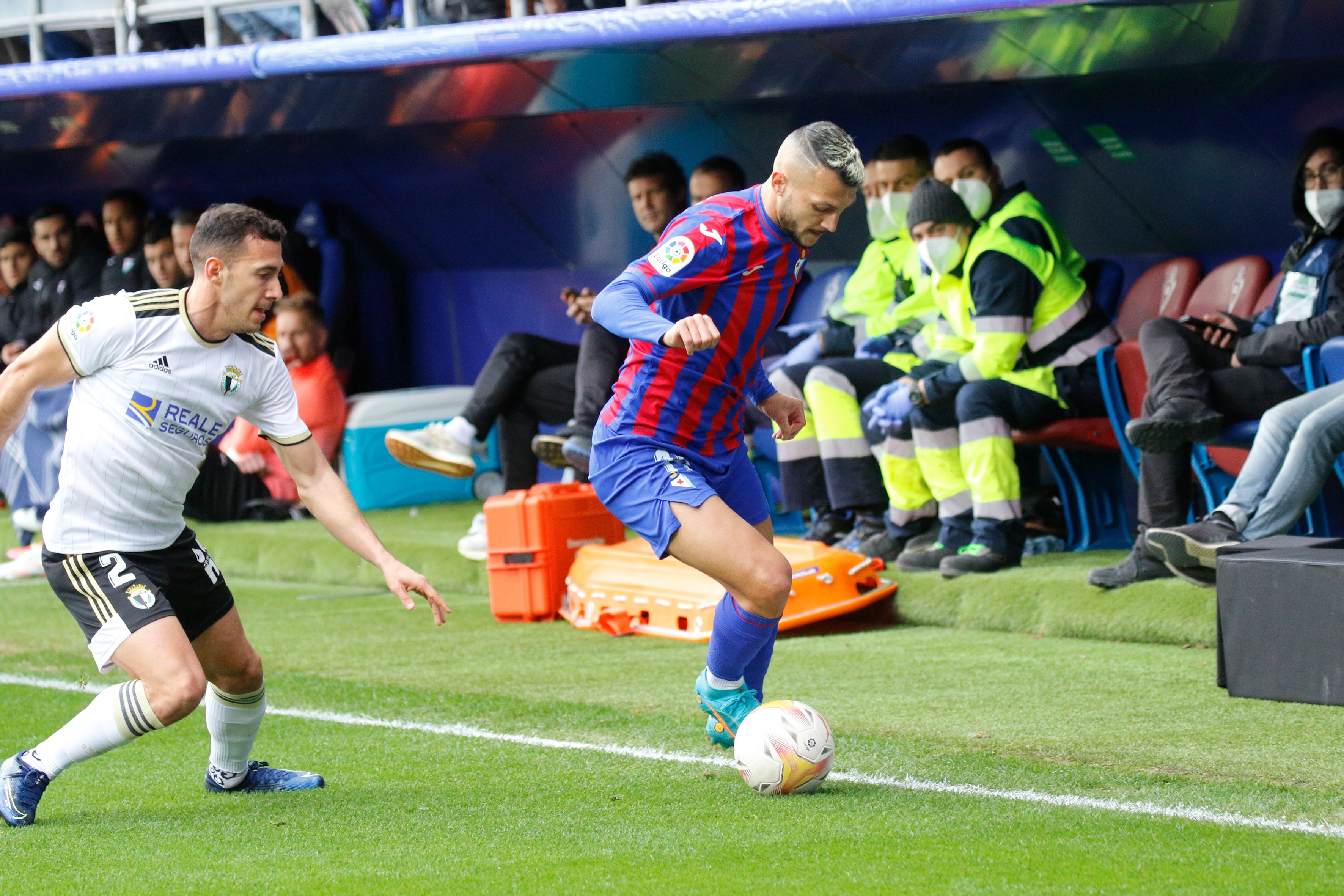 Los jugadores del Burgos saludan a la afición desplazada a Ipurua.