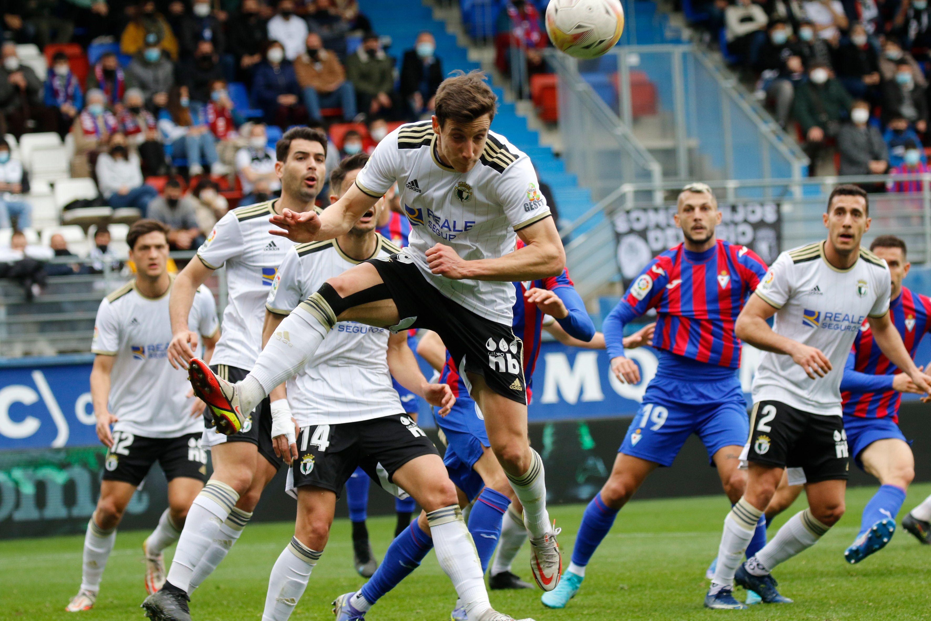 Los jugadores del Burgos saludan a la afición desplazada a Ipurua.