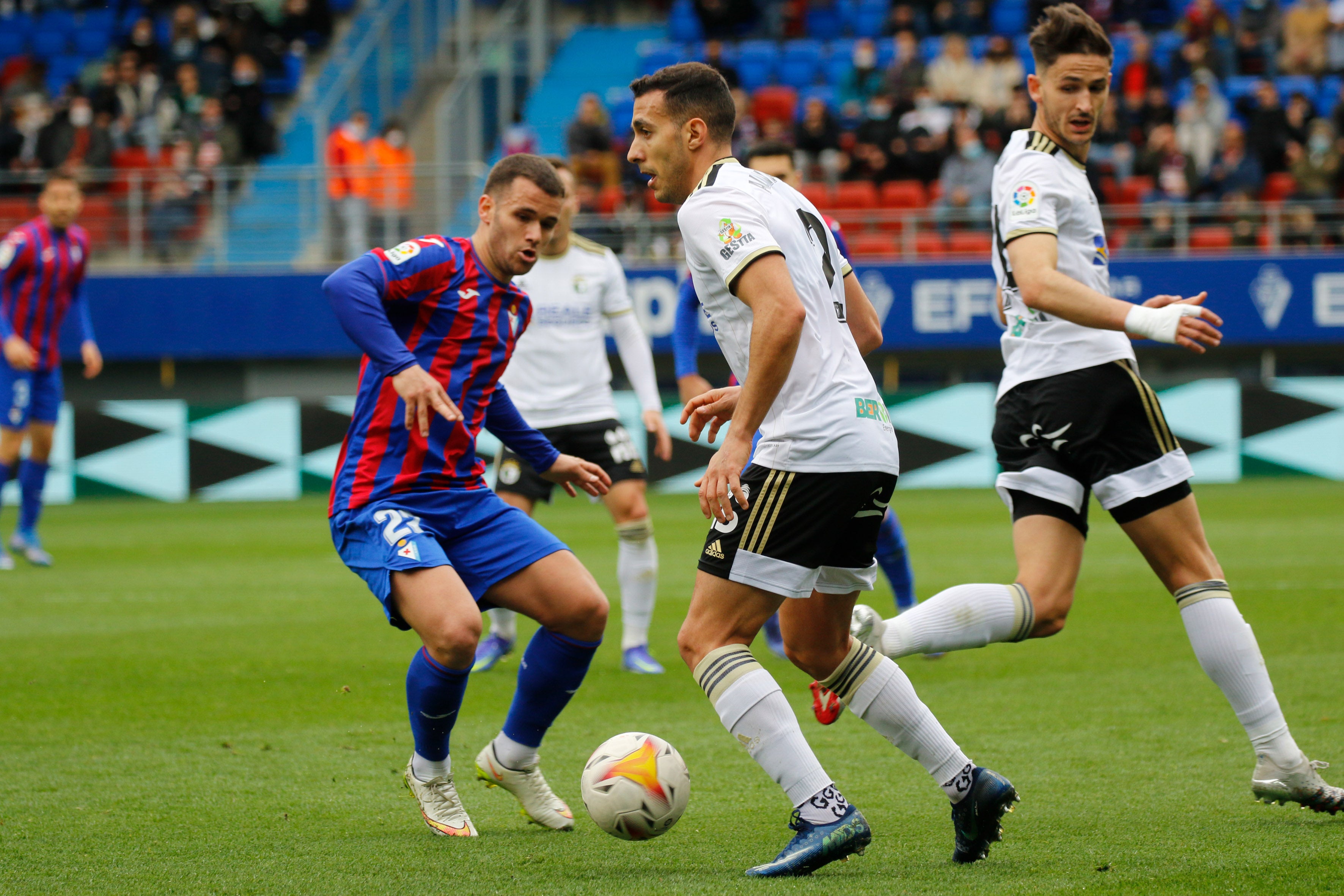 Los jugadores del Burgos saludan a la afición desplazada a Ipurua.