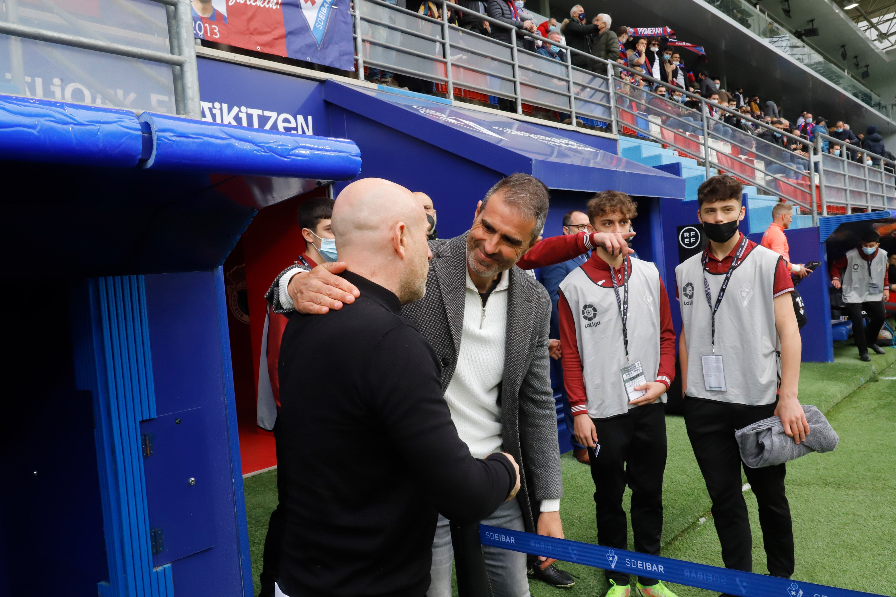 Los jugadores del Burgos saludan a la afición desplazada a Ipurua.