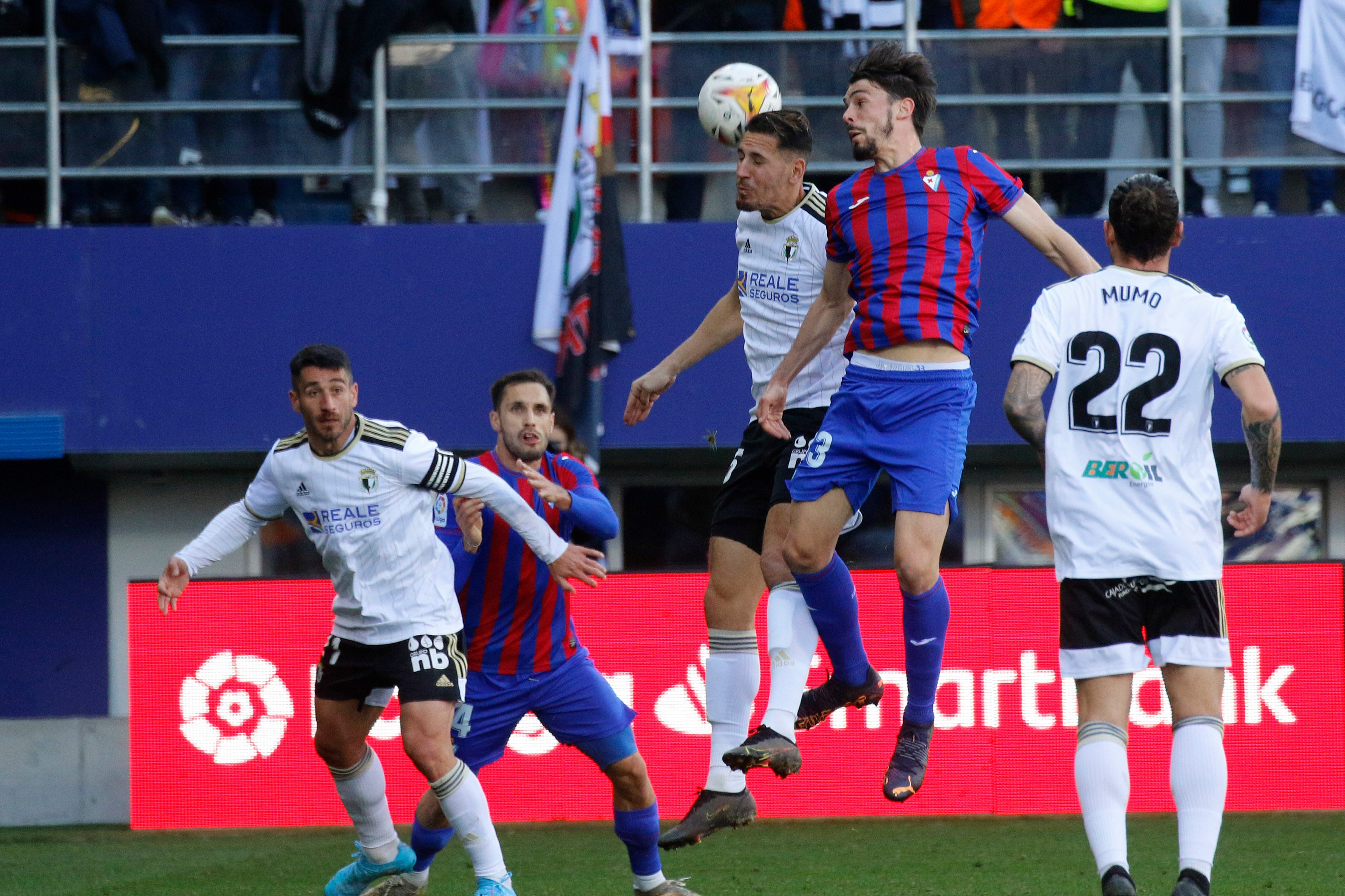 Los jugadores del Burgos saludan a la afición desplazada a Ipurua.