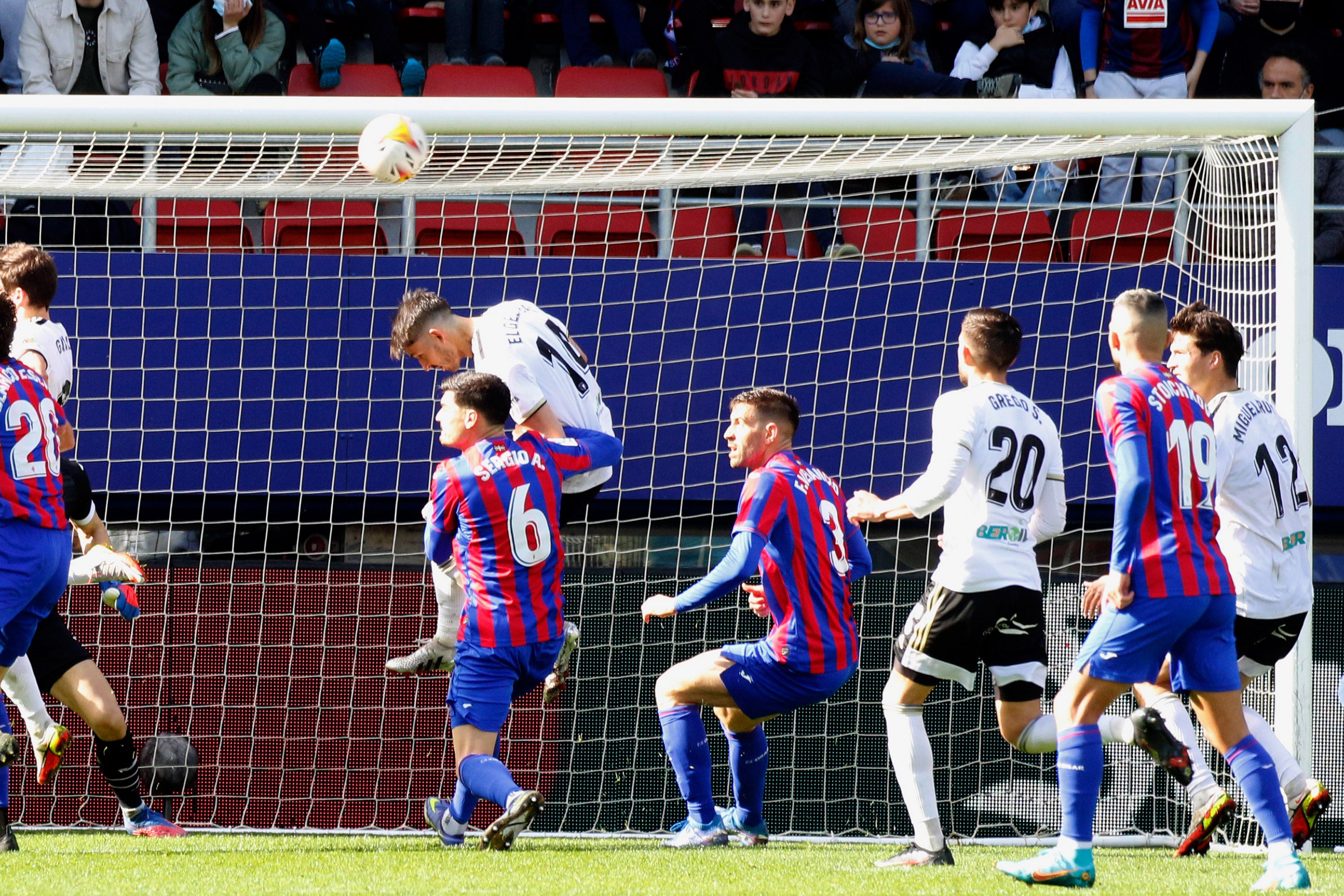 Los jugadores del Burgos saludan a la afición desplazada a Ipurua.