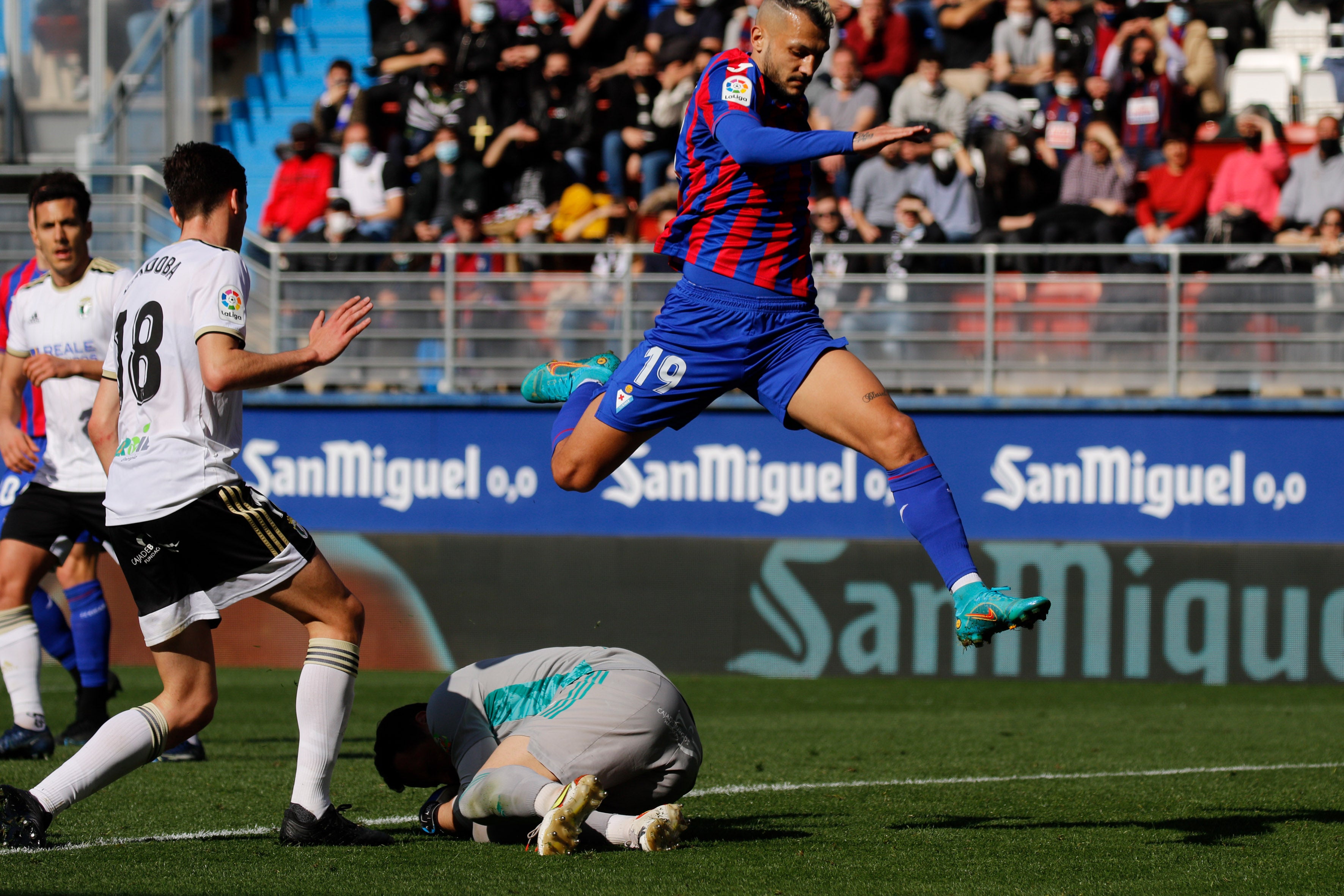 Los jugadores del Burgos saludan a la afición desplazada a Ipurua.