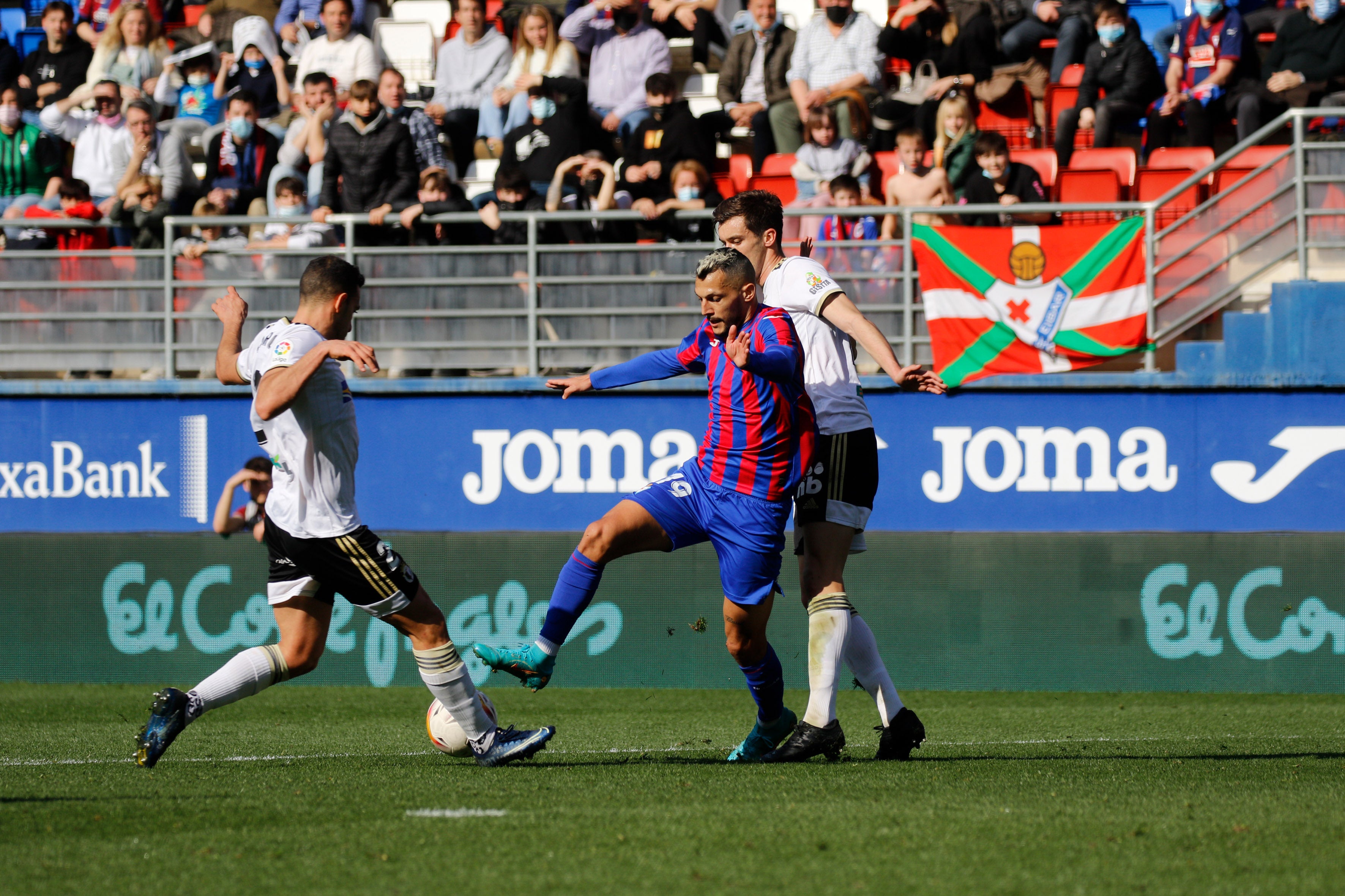 Los jugadores del Burgos saludan a la afición desplazada a Ipurua.