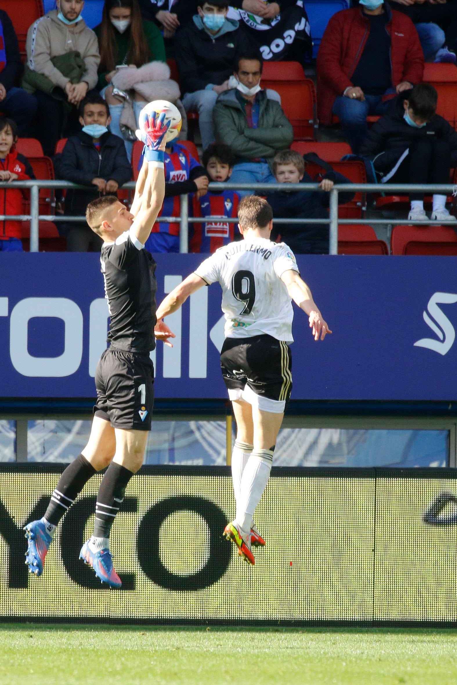 Los jugadores del Burgos saludan a la afición desplazada a Ipurua.