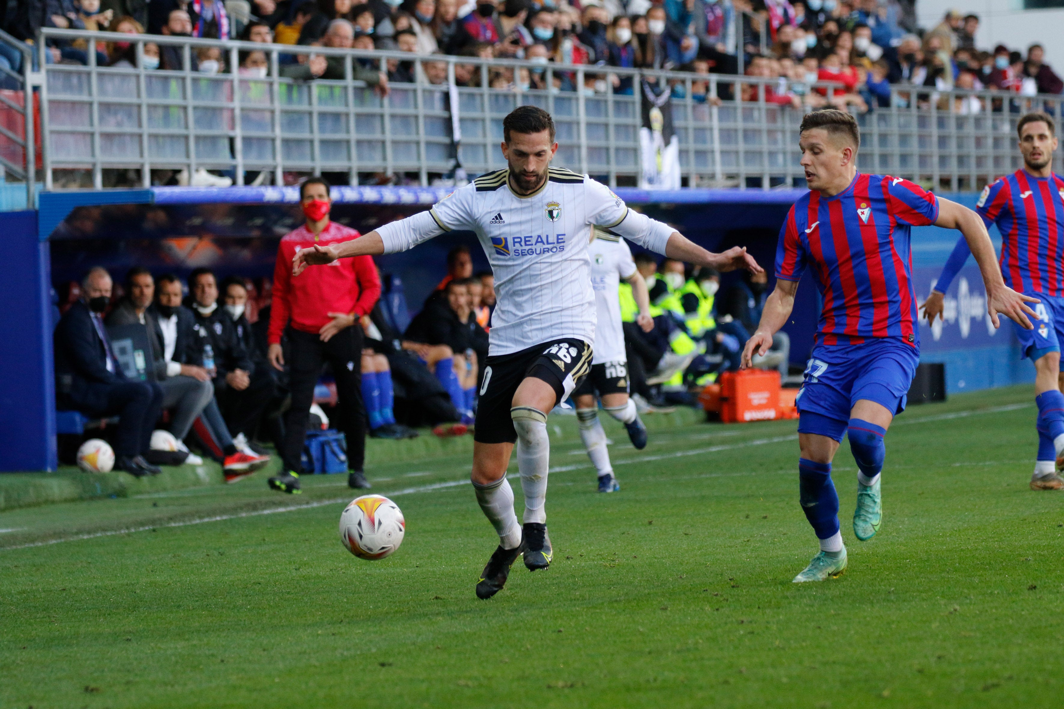 Los jugadores del Burgos saludan a la afición desplazada a Ipurua.