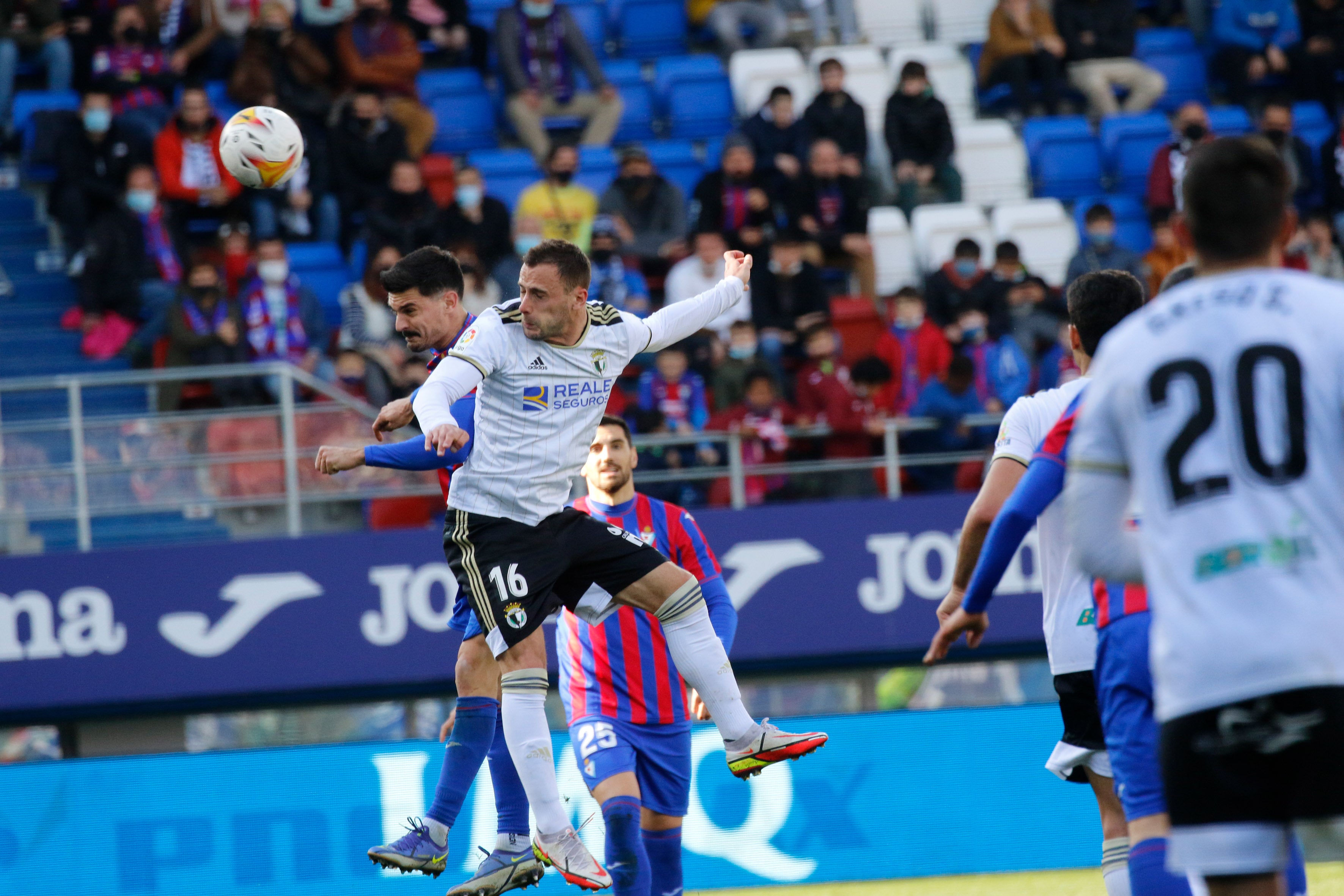 Los jugadores del Burgos saludan a la afición desplazada a Ipurua.