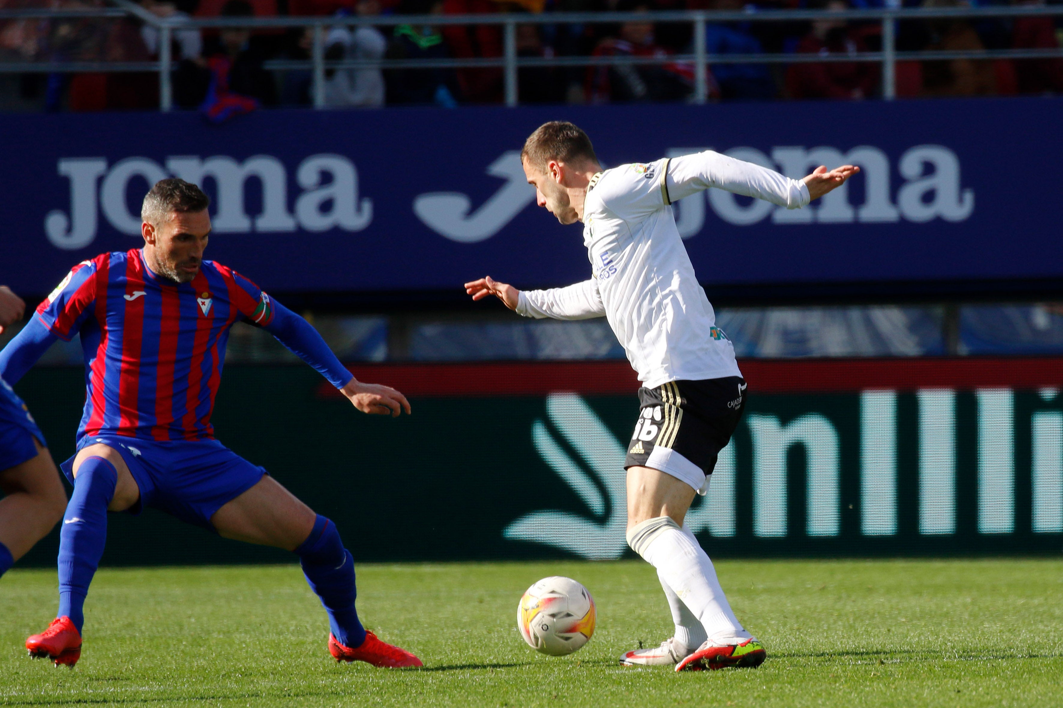 Los jugadores del Burgos saludan a la afición desplazada a Ipurua.