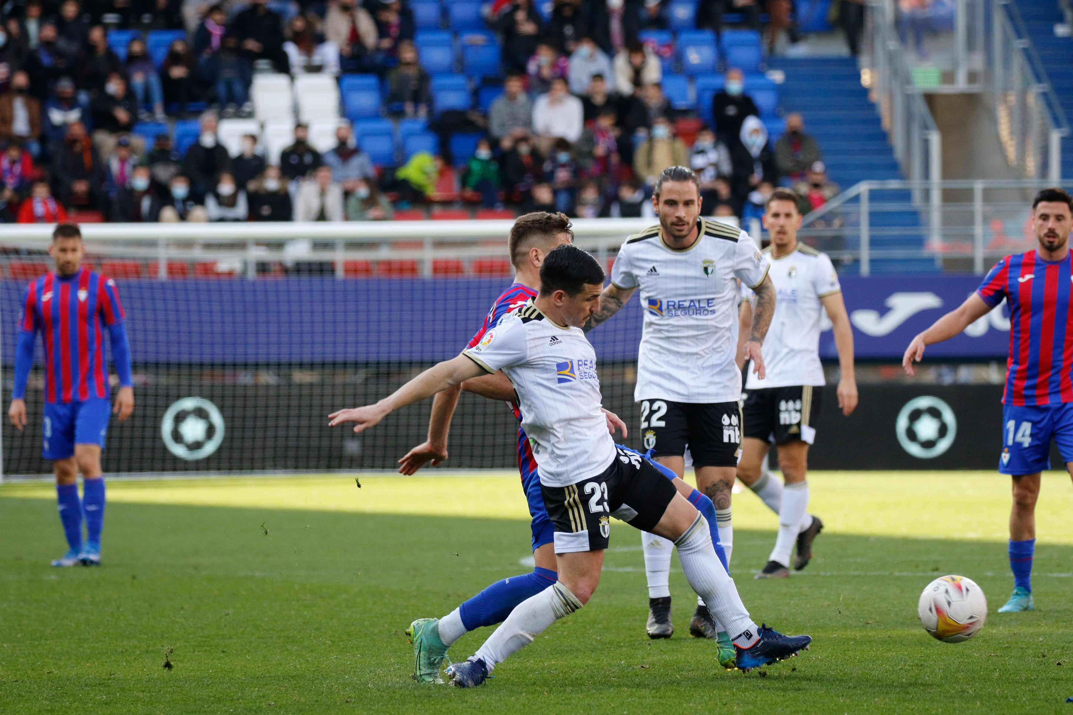 Los jugadores del Burgos saludan a la afición desplazada a Ipurua.