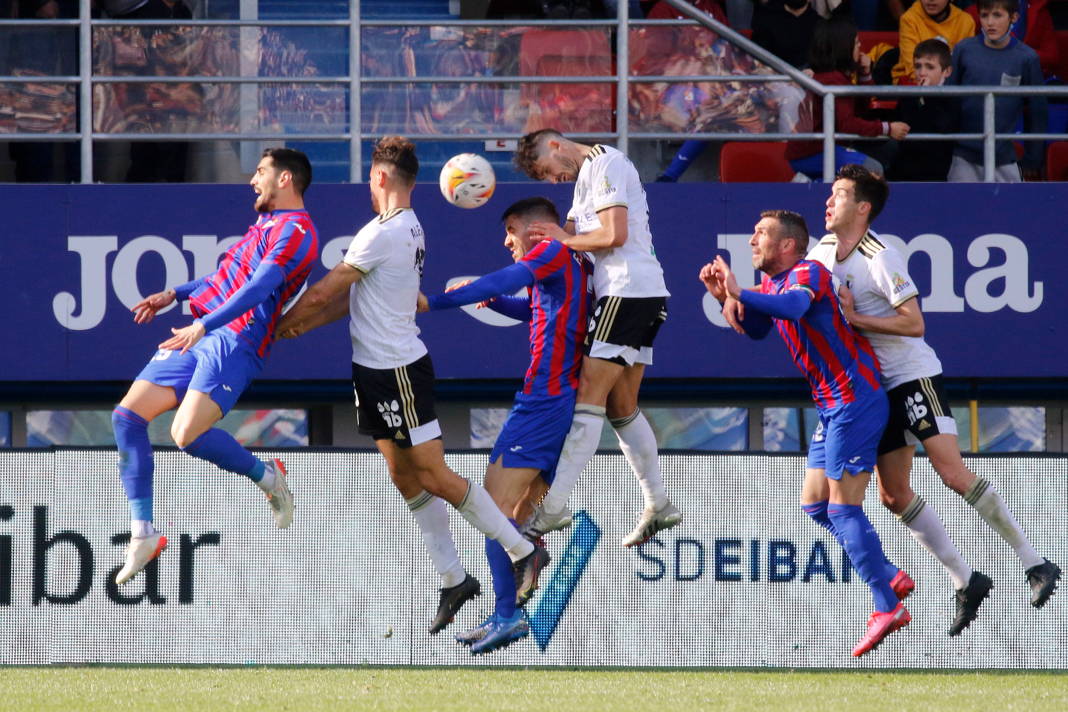 Los jugadores del Burgos saludan a la afición desplazada a Ipurua.