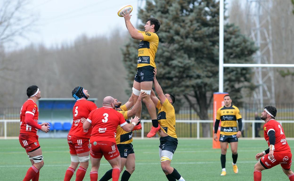 Los jugadores del Recoletas UBU se hacen con el oval.