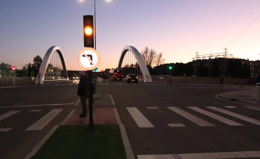 Piden poder girar a la izquierda en el Puente de la Universidad.