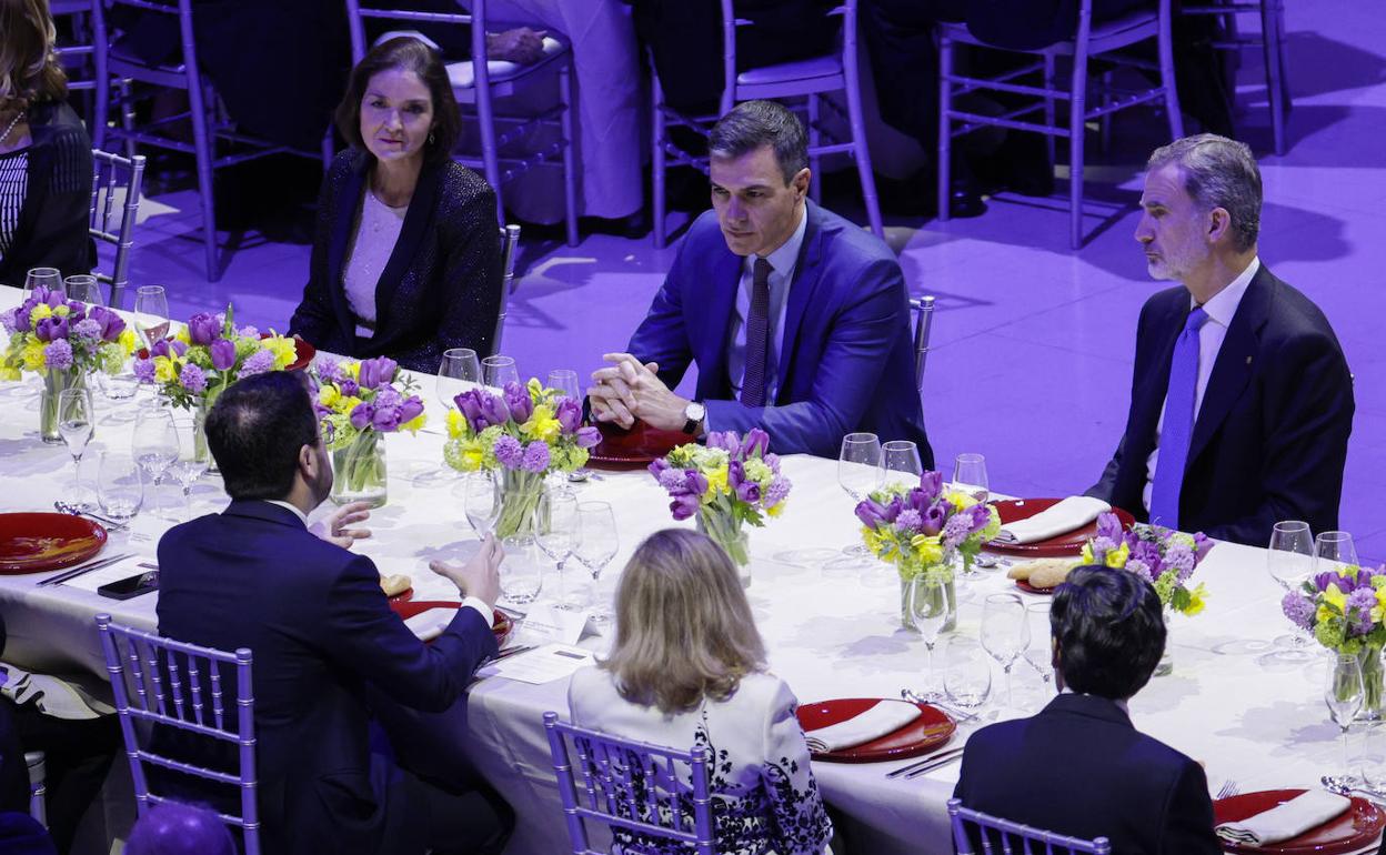 El Rey Felipe VI y el presidente del Gobierno, Pedro Sánchez. 