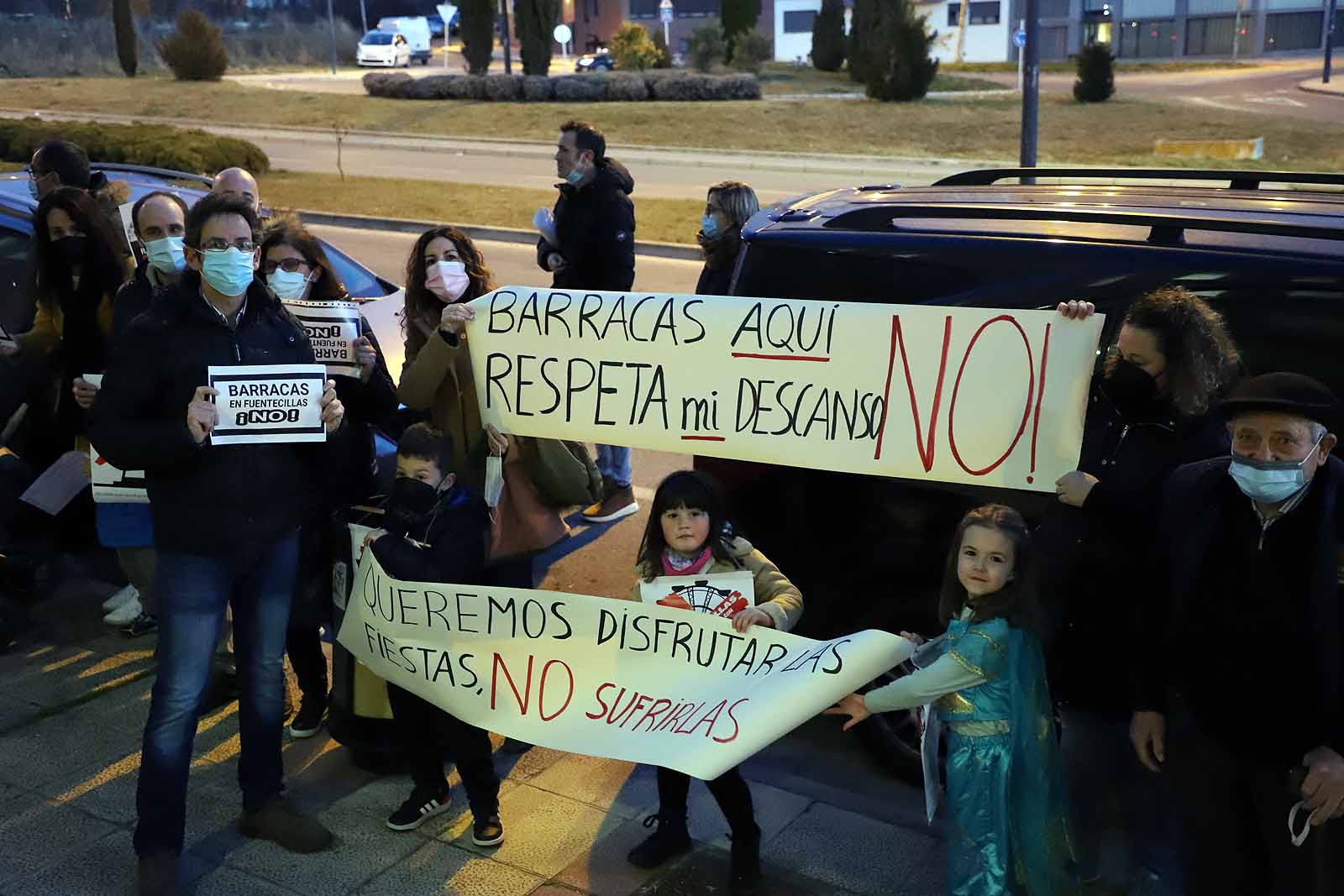 Los vecinos se han concentrado en la entrada de la iglesia donde se ha llevado a cabo la reunión.