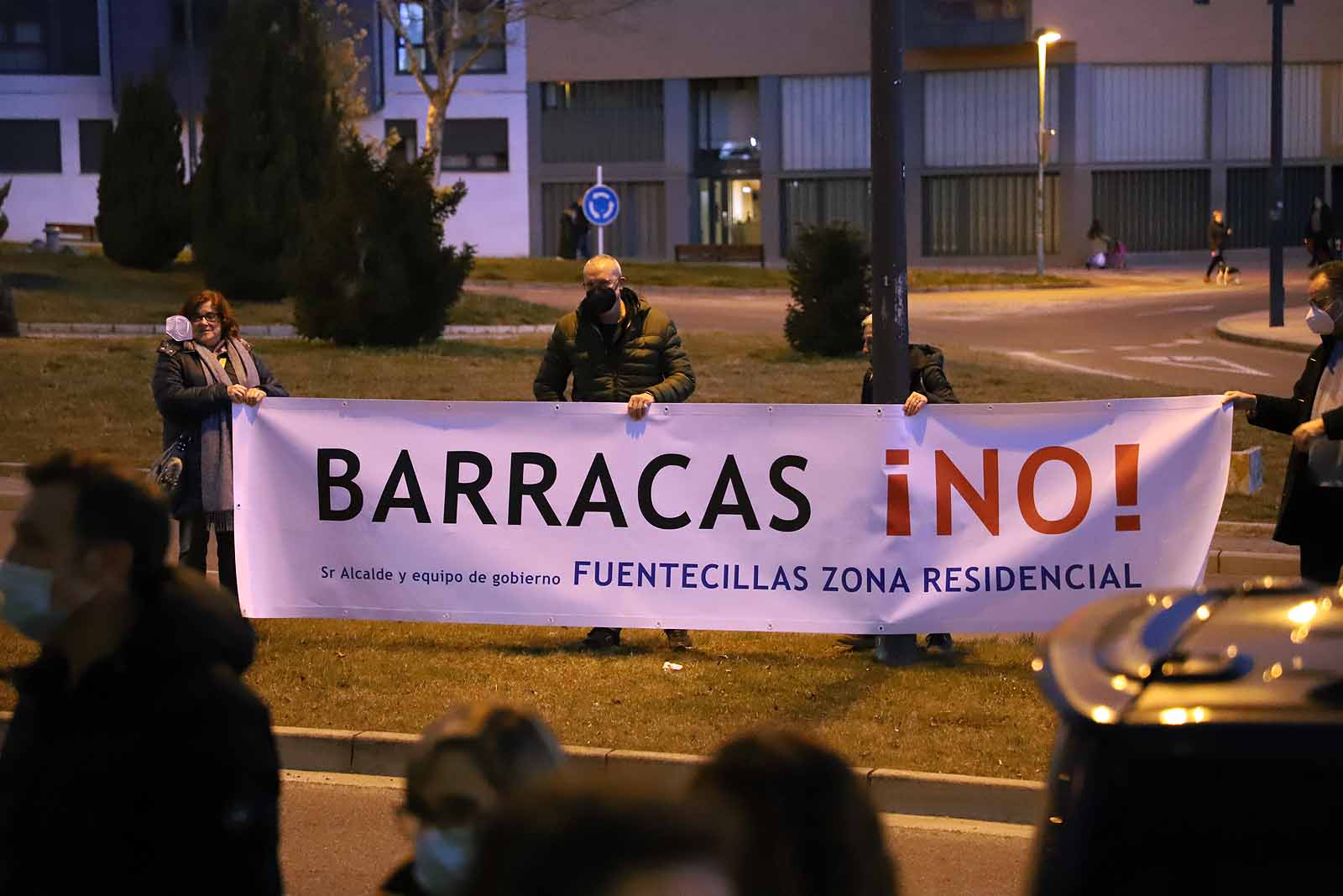 Los vecinos se han concentrado en la entrada de la iglesia donde se ha llevado a cabo la reunión.