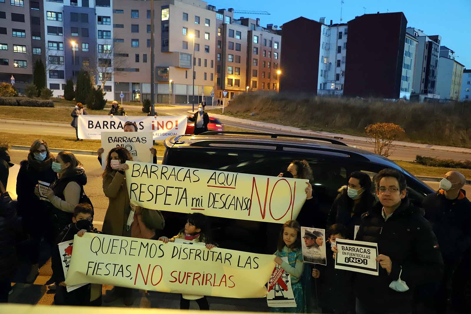 Los vecinos se han concentrado en la entrada de la iglesia donde se ha llevado a cabo la reunión.