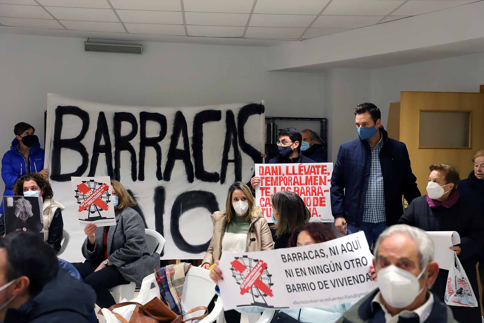 Los vecinos se han concentrado en la entrada de la iglesia donde se ha llevado a cabo la reunión.