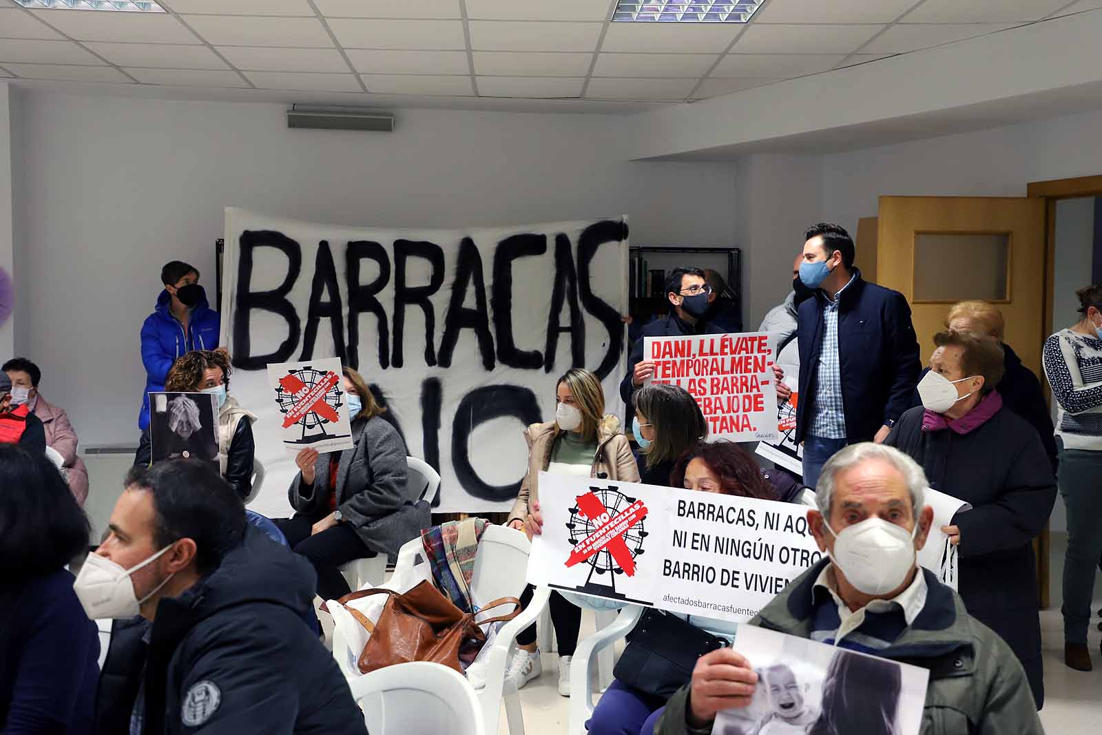 Los vecinos se han concentrado en la entrada de la iglesia donde se ha llevado a cabo la reunión.