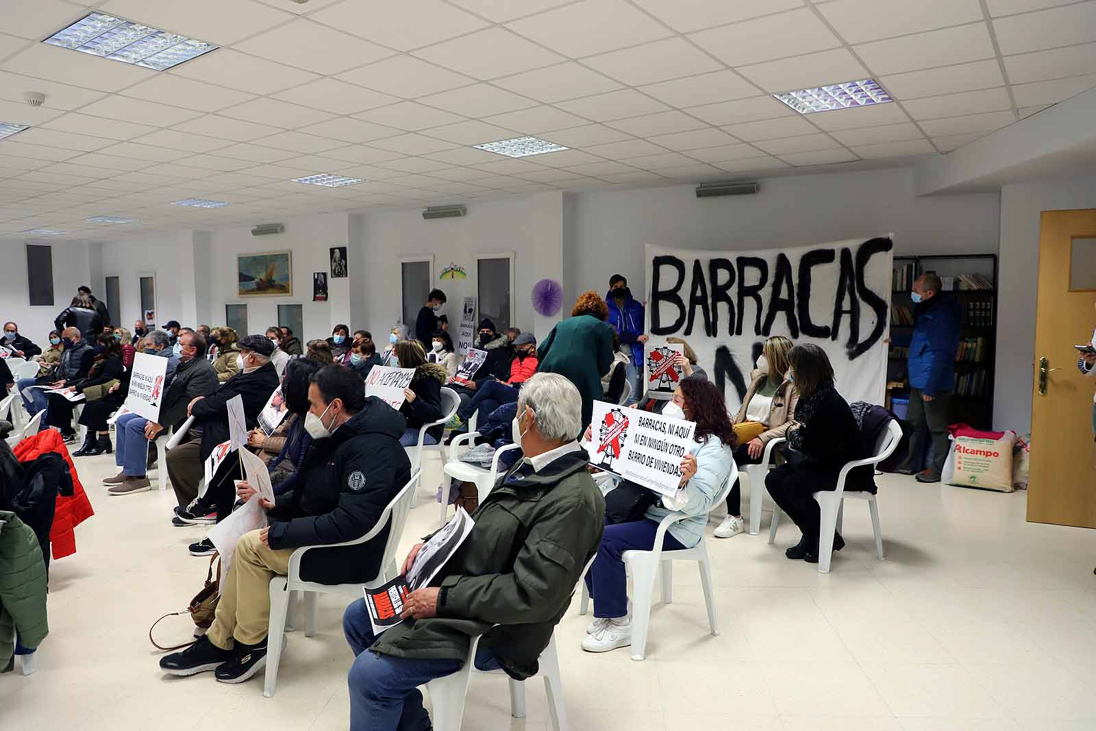 Los vecinos se han concentrado en la entrada de la iglesia donde se ha llevado a cabo la reunión.