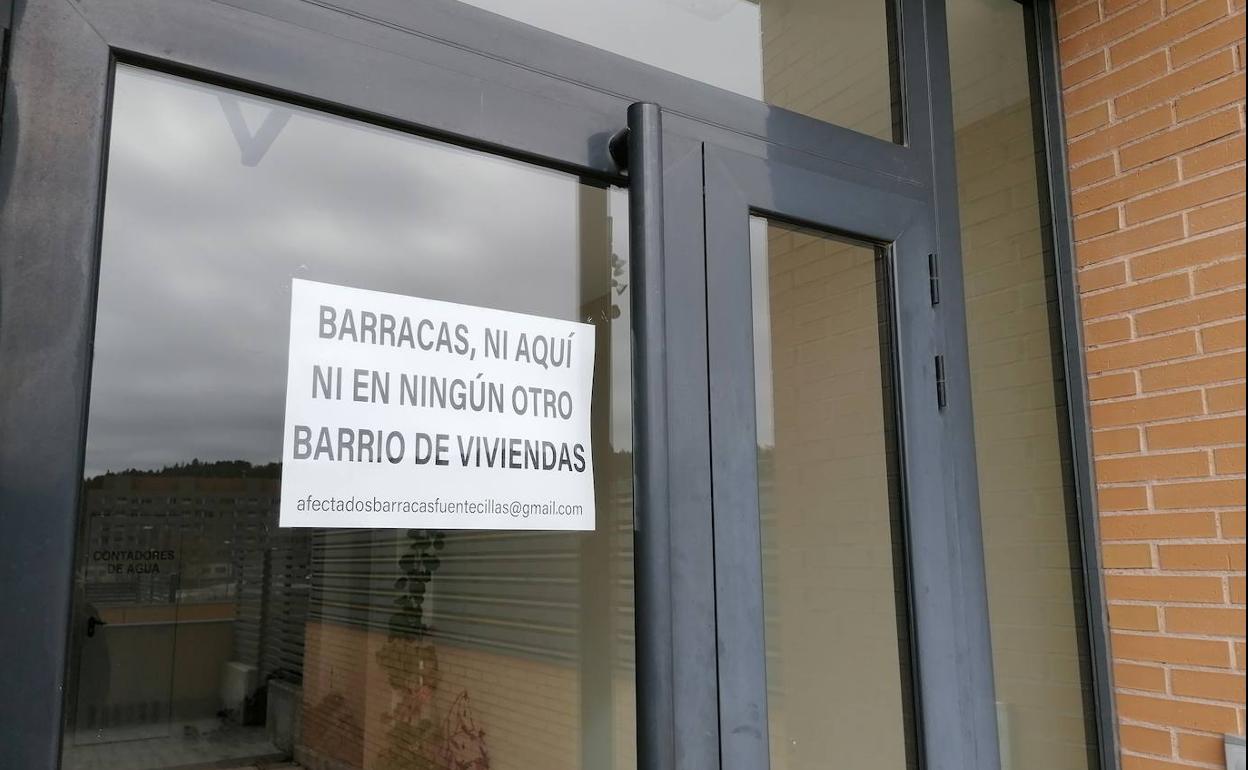 Los vecinos han empapelado el barrio contra las barracas.